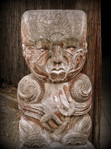 statue maori